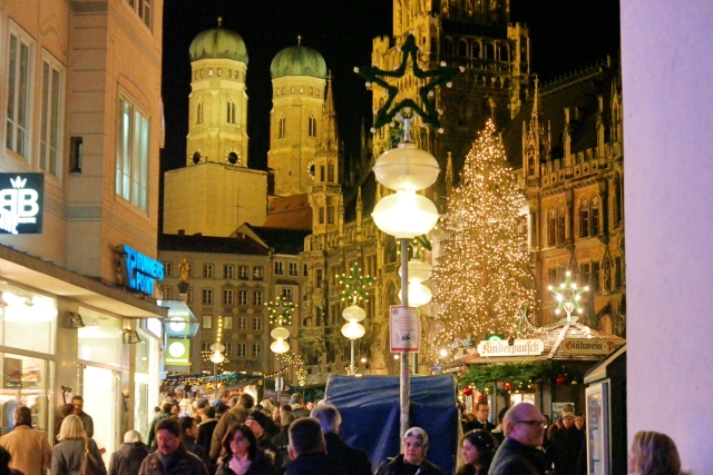 The city center is lit up for the holidays!