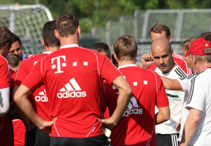 Trainer Pep Guardiola on the field with the players