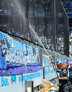 The temperatures were so high in Munich on Sunday afternoon, even the fans needed some extra water! Photo: DPA