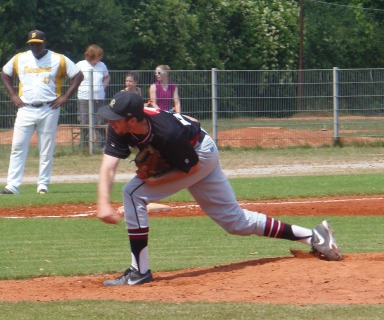 Regensburg Legionaire hurler Mike Bolsenbroek follows through on a pitch, while in the background, Haar Disciples head coach Keith Maxwell watches.
Photo: Douglas Sutton