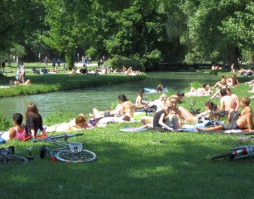 Enjoying the sun in the English Garden -- munichFOTO