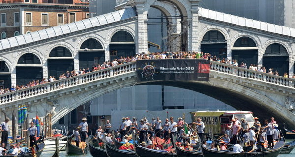 Gondoliers attend a ceremony in memory of Joachim Reihnard Vogel, in Venice's Grand Canal, 18 August 2013. The fifty-year-old German tourist was killed and his three-year-old daughter seriously injured 17th August when a gondola, carrying them on Venice's Grand Canal, collided with a ferry near the historic city's famous Rialto bridge Photo: dpa / photoalliance