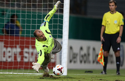 Kiraly makes the decisive save in the penalty shoot-out to send 1860 through.
Photo: TSV 1860 Munich