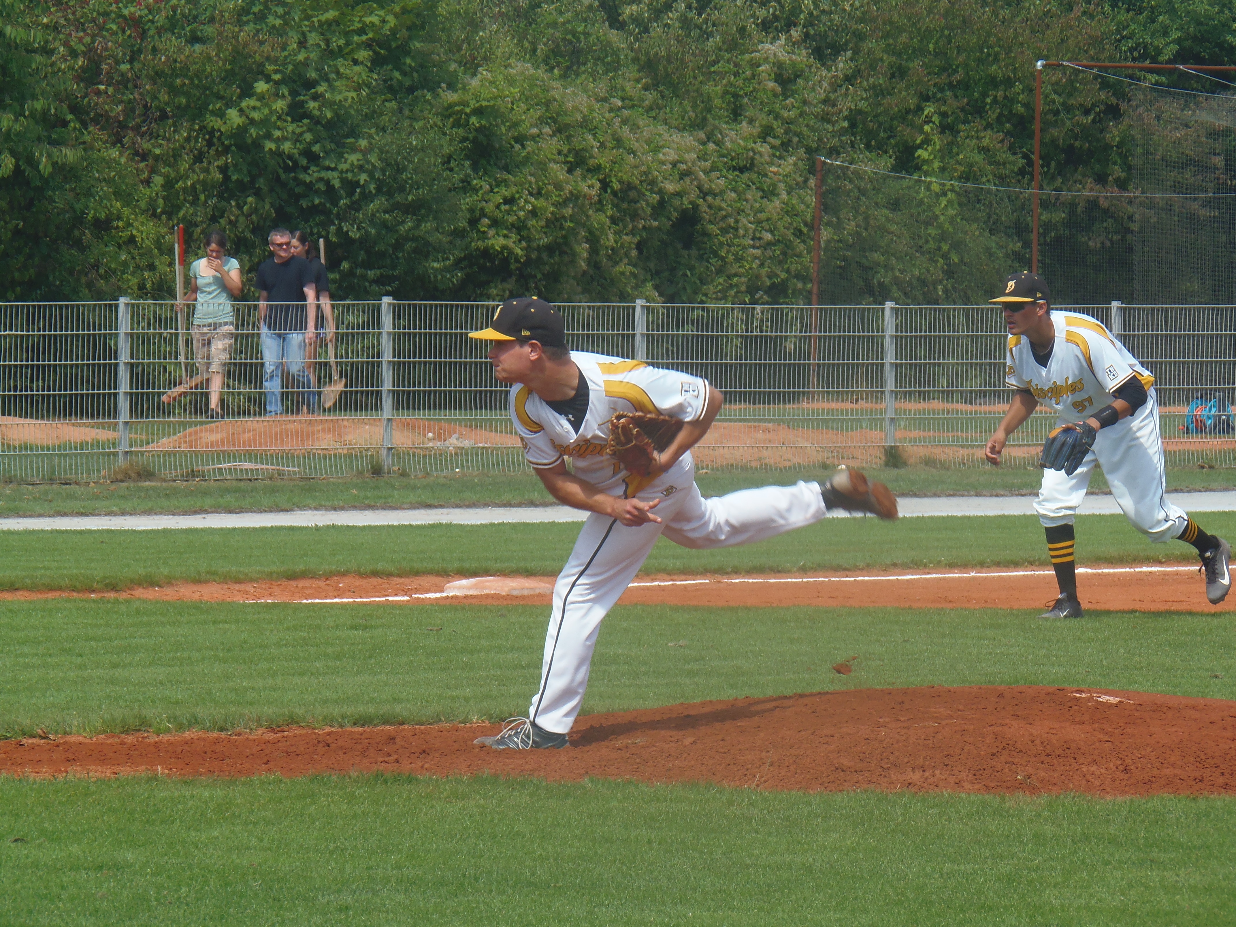 Haar Disciples pitcher Luke Steinlein follows through on a pitch while third baseman Mitch Stephan gets ready for a possible fielding play in Game 1 of the playoffs against Solingen. Haar won the first game 7-6 with Stephan getting the game-winning hit.
Photo: Douglas Sutton