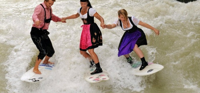 Eisbach Surfing in Dirndls Lederhosen