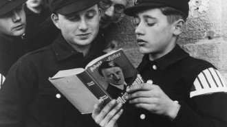 March 1939 archive photo of young soldiers sharing the controversial book - photo: dpa