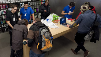 Customers jam the Munich Apple store -- photo: dpa