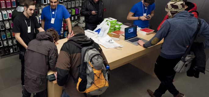 Customers jam the Munich Apple store -- photo: dpa