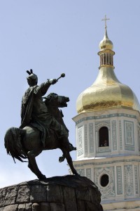 The monument in the centre of St. Sophia Square is an equestrian statue of Cossack leader Bohdan Khmelnytsky (1595-1657) and on the background the bell-tower of St Sophia Cathedral in Kiev. LEHTIKUVA / SARI GUSTAFSSON / 2005 VII55. Ukraine.