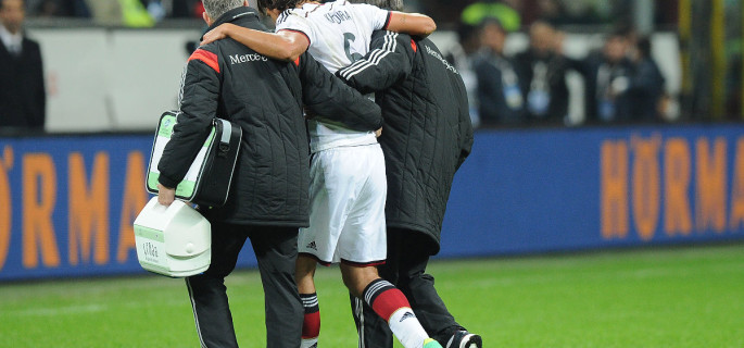 Khedira is helped off the field after his knee injury -- photo: dpa