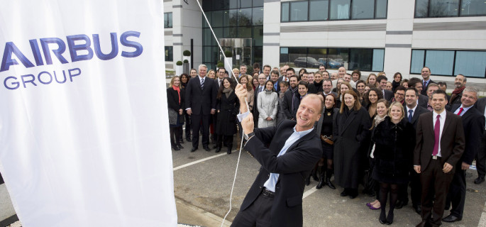 Tom Enders, CEO of Airbus Group, raising a flag with a new logo in front of Airbus Group Headquarters in Toulouse, France. -- photo: dpa