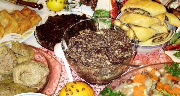 A typical Eastern European Christmas table. Kutia is in the middle.