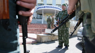 Russian activists stand guard outside the Lugansk Department of the State Auto Inspection (DAI) building in Lugansk, Ukraine, 06 May 2014 -- photo: dpa